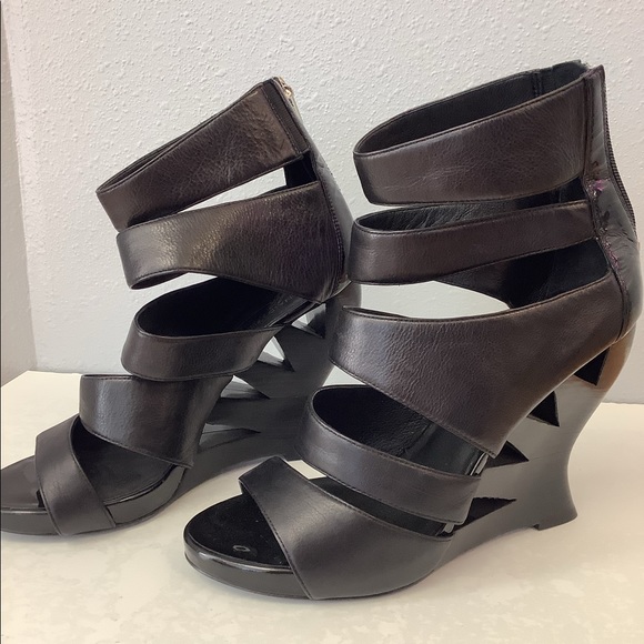 Donald Pliner “Patent Leather Wedge” Shoe - Picture 2 of 7
